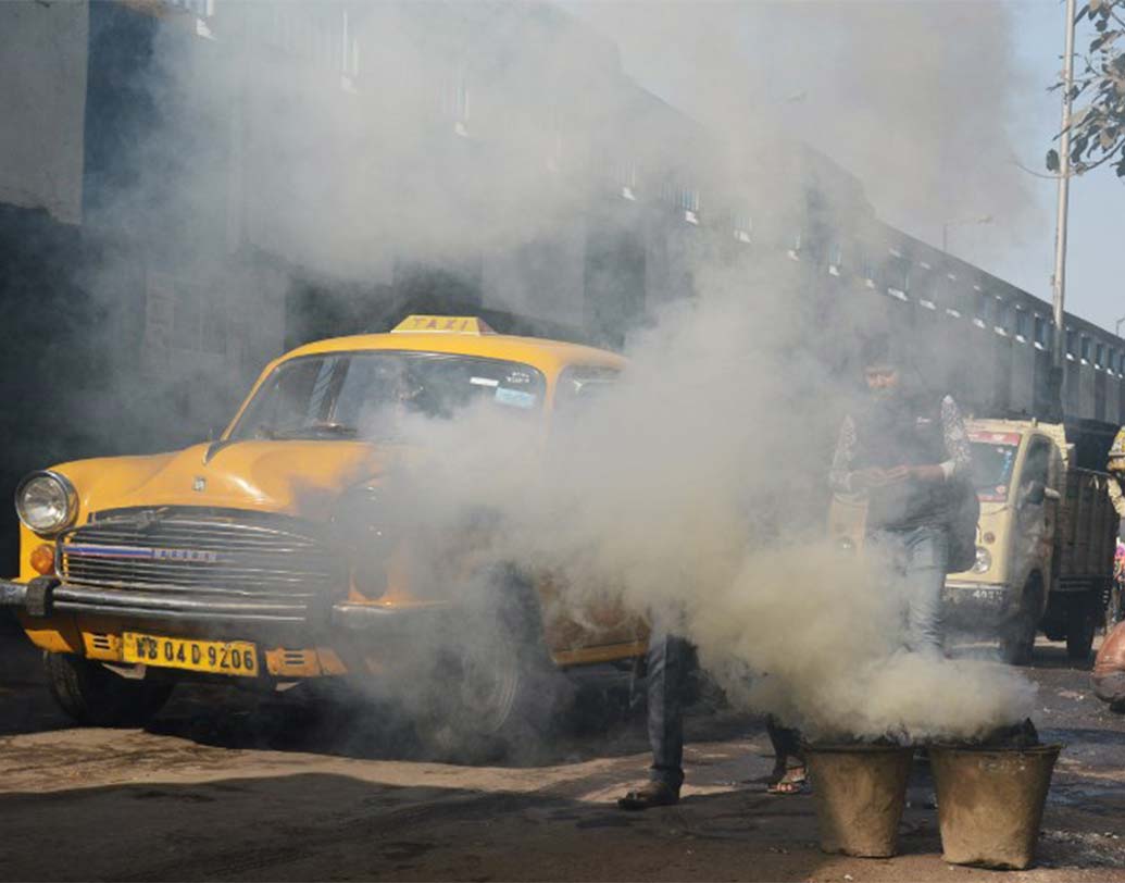 দূষণে দেশের অনেক শহরের থেকেই কম খারাপ অবস্থায় আছে কলকাতা। বিশ্ব তালিকায় কলকাতা রয়েছে ৫৬ নম্বরে। এবং দেশীয় শহরগুলির মধ্যে আছে ১৬ নম্বরে। কলকাতায় পিএম২.৫-এর গড় ঘনত্ব প্রতি ঘন মিটারে ৭৪ মাইক্রোগ্রাম। হু-র নিরাপদ মাত্রা (প্রতি ঘন মিটারে ১০ মাইক্রোগ্রাম)-এর থেকে এটাও কিন্তু অনেকটা বেশি। ছবি: এএফপি।