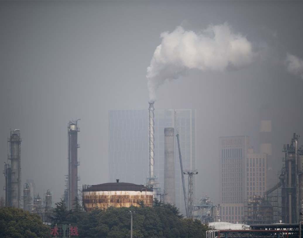 এই তালিকায় প্রথম কুড়িতে চিনের কোনও শহর না থাকলেও সে দেশের দূষণ-চিত্রটা সার্বিক ভাবে খুবই শোচনীয়। কারণ, বিশ্বের সবচেয়ে দূষিত প্রথম ৫০০টি শহরের মধ্যে মধ্যে রয়েছে চিনের ২৮২টি শহর। ছবি: এএফপি।