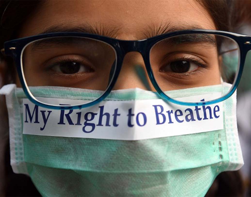 এই রিপোর্টে আরও জানানো হয়েছে, বিশ্বের ১০ জনের মধ্যে ন’জনই অতি দূষিত বস্তকণাযুক্ত বাতাসে শ্বাস নেন। এ ছাড়া, বিশ্ব জুড়ে বছরে অকালে মারা যাওয়া ৭০ লক্ষ মানুষের মধ্যে ৪০ লক্ষ মানুষই মারা যান বায়ু দূষণের জেরে। ছবি: এএফপি।