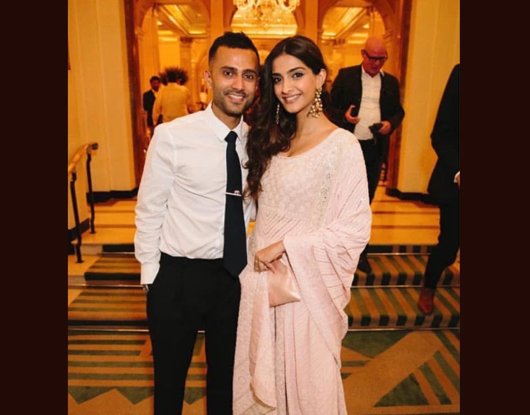 শোনা গিয়েছে ২০১৪ সালে সোনমের সঙ্গে প্রথম আলাপ হয় আনন্দের। সোনমের ঘনিষ্ঠ বান্ধবী ফ্যাশন ডিজাইনার পারনিয়া কুরেশির পরিচিত ছিলেন আনন্দ। পারনিয়ার মাধ্যমেই দু’জনের যোগাযোগ হয়। আলাপের এক মাসের মধ্যেই সোনমকে প্রপোজ করেন আনন্দ। তার কিছুদিনের মাথায় সেই প্রোপোজাল অ্যাকসেপ্টও করে নেন নায়িকা।