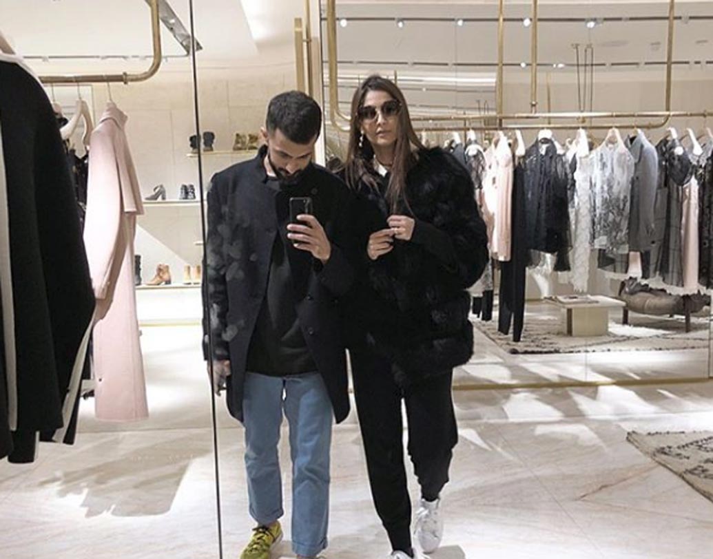 সোনম বলিউডের ফ্যাশন ডিভা হলেও আনন্দও কিছু কম যান না। তাঁর ব্র্যান্ড ছাড়াও আরও নানা ব্র্যান্ডের কেতাবি পোশাক রয়েছে তাঁর পছন্দের তালিকায়। নাইকির জুতো তাঁর খুবই পছন্দ। অবসরে ভালবাসেন বাস্কেটবল খেলতে।