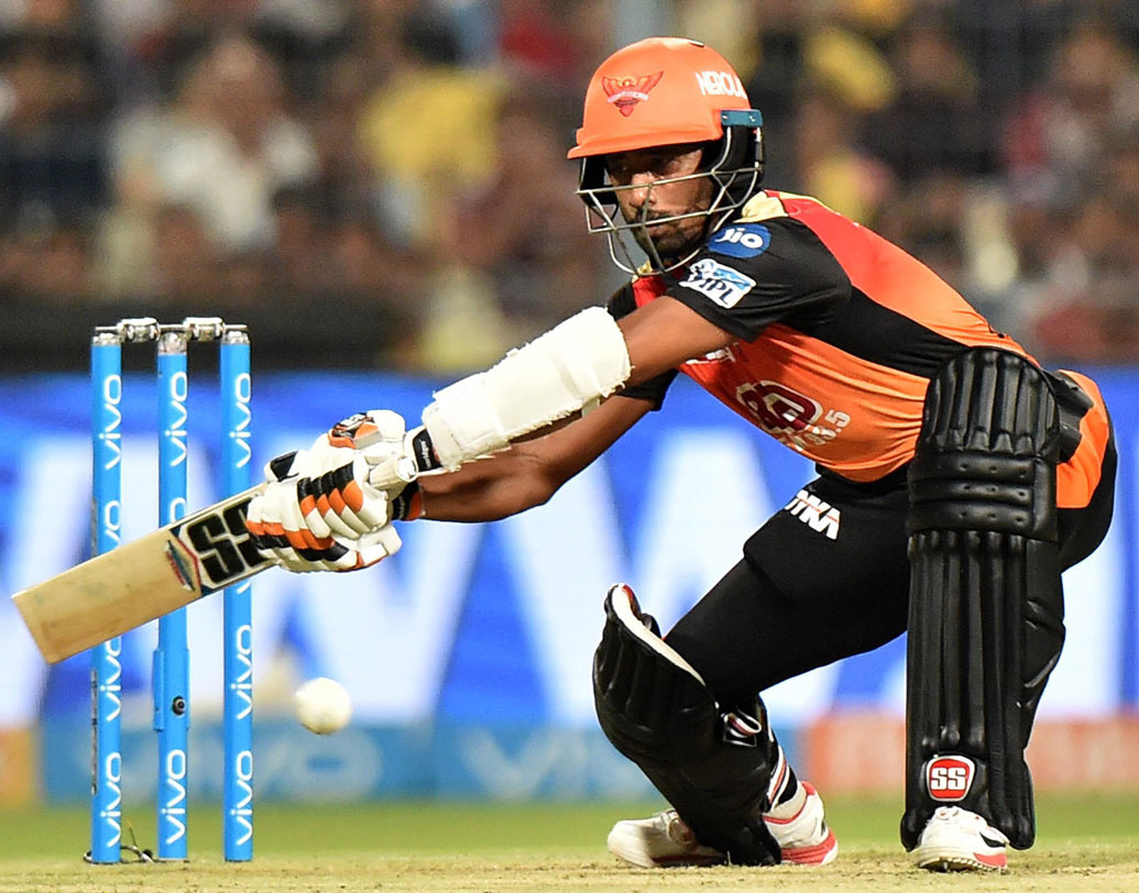 ঋদ্ধিমান সাহা (সানরাইজার্স হায়দরাবাদ): তিনি দেশের সেরা উইকেটরক্ষক হতে পারেন, কিন্তু ব্যাট হাতে ভয়ঙ্কর খারাপ ফর্মে রয়েছেন। বাংলার এই ক্রিকেটারের ৮ ম্যাচে মোট রান ৭০। গড় মাত্র ১৩। ছবি: পিটিআই।