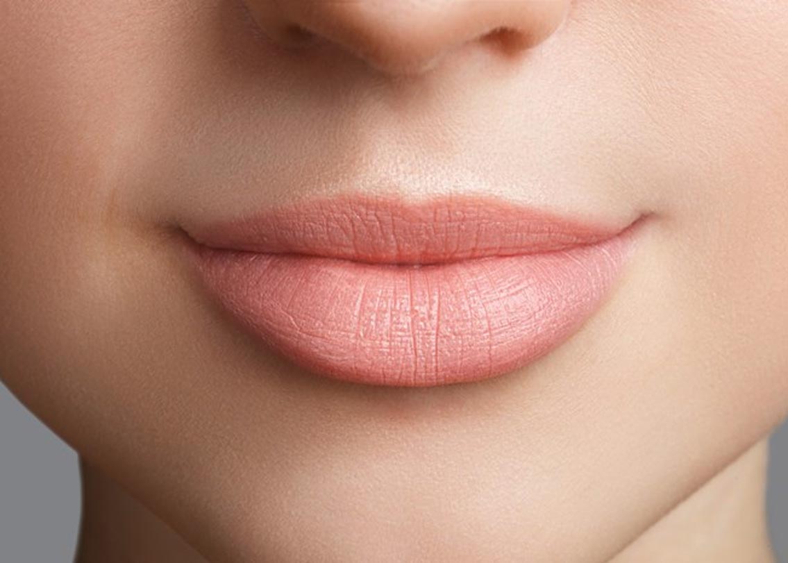 প্রতিনিয়ত ধূমপানের অভ্যাসও কালো ঠোঁটের একটা বড় কারণ। সিগারেটের নিকোটিন ঠোঁটে প্রবেশ করে বিবর্ণ করে তোলে ঠোঁটকে।