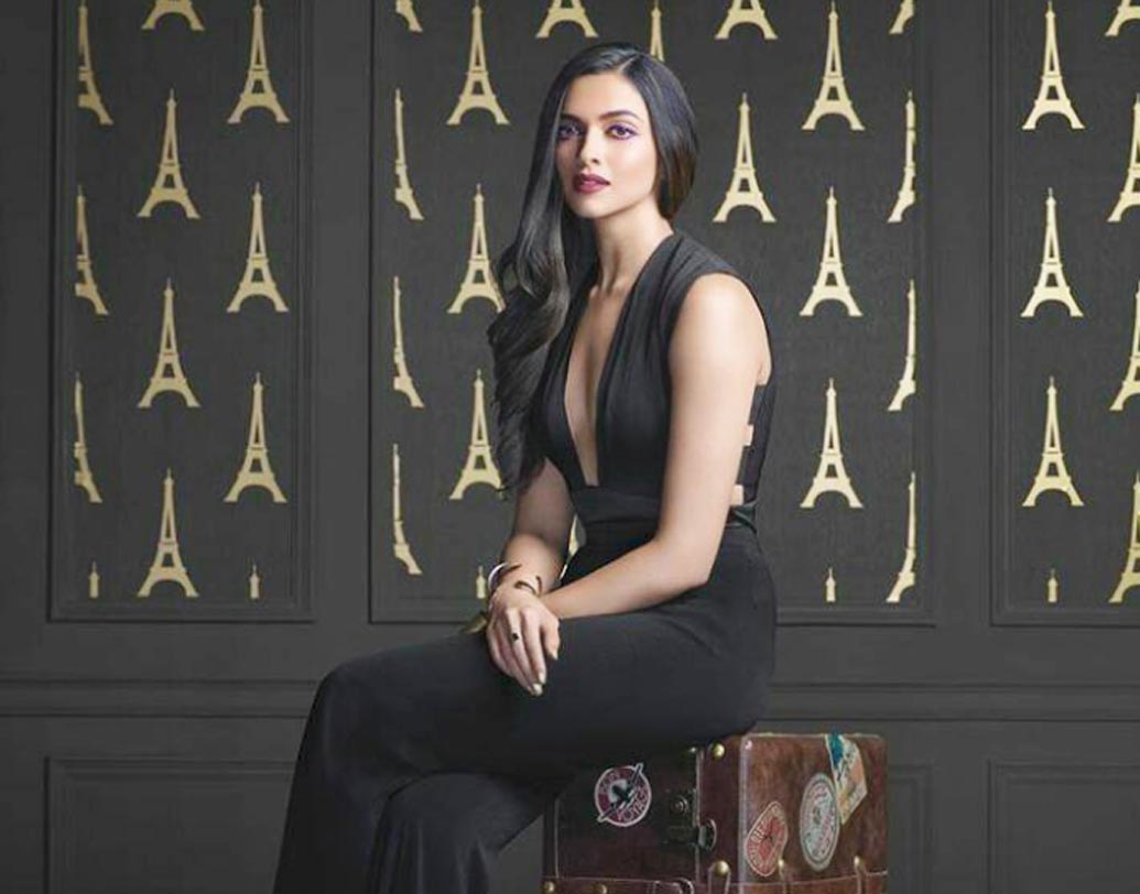 দীপিকা পাডুকোন: বলিউডের সর্বোচ্চ আয়ের তালিকায় পড়েন এই অভিনেত্রী। রূপোলি পর্দা থেকে পেজ-থ্রি গসিপ— দীপিকার উপস্থিতি একটা অন্য মাত্রা যোগ করে। বিয়ের অনুষ্ঠান হোক বা যে কোনও স্পেশাল পারফরম্যান্স, গ্ল্যামারাস এই নায়িকার দর্শন পেতে খরচ করতে হবে এক কোটি টাকা।