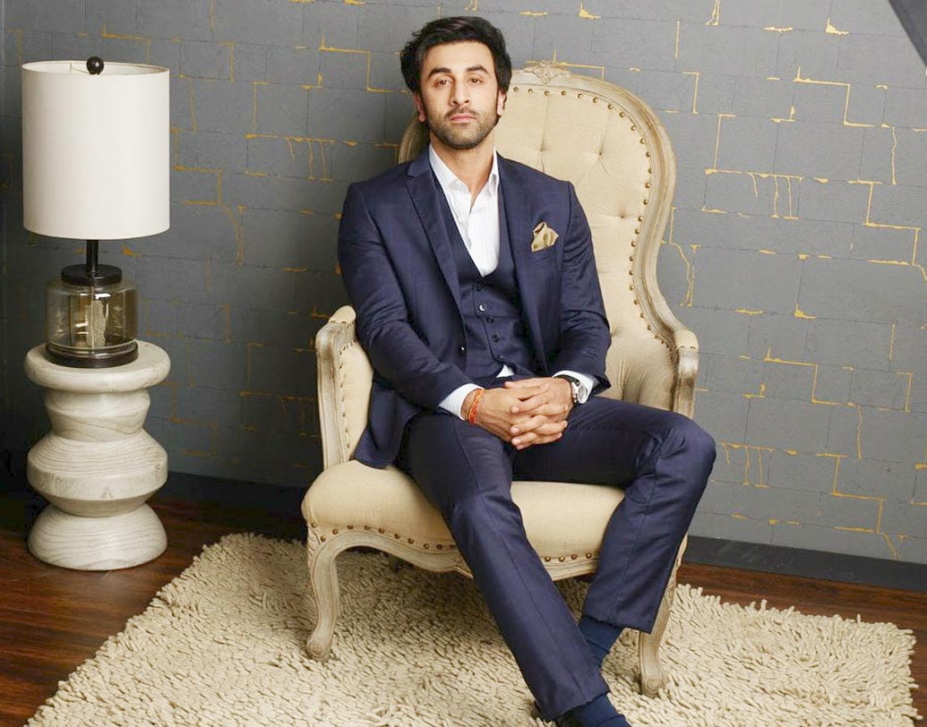 রণবীর কপূর: ‘চকোলেট বয়’ ইমেজ থেকে বেরিয়ে এসে নিজের অভিনয় দক্ষতাকে বারে বারেই প্রমাণ করেছেন রণবীর। যে কোনও চরিত্রেই তিনি সমান সাবলীল। বি-টাউনে তাঁর পারিশ্রমিকও তাই আকাশছোঁয়া। স্পেশাল পারফরম্যান্সের জন্য রণবীরের ফি প্রায় আড়াই কোটি টাকা।