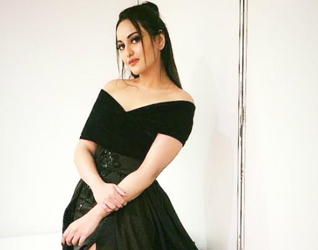 সোনাক্ষী সিংহ: অন্যান্য তারকাদের তুলনায় স্পেশাল পারফরম্যান্সের জন্য একটু কমই পারিশ্রমিক নেন ‘দাবাং গার্ল’। বিয়েতে সোনাক্ষীকে ডাকতে চান? খরচ পড়বে খুব বেশি নয়, এই ২৫ লক্ষ টাকা।