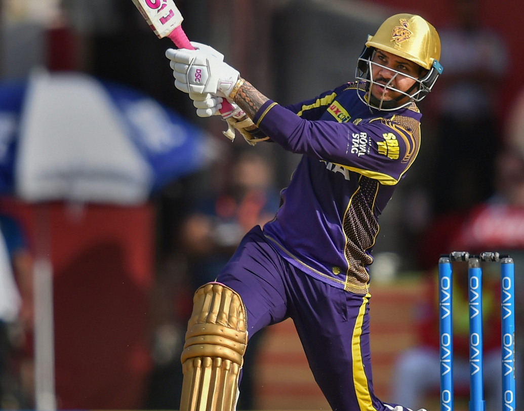 নারাইন ফ্যাক্টর: প্রথমে বল হাতে ৪ ওভারে ২৩ রান দিয়ে ১ উইকেট, আর তার পর ওপেন করতে নেমে ১০ বলে ২৯ রানের দুরন্ত ইনিংস। ক্যারিবিয়ানের দুরন্ত অলরাউন্ড পারফরম্যান্সই দুই দলের পার্থক্য গড়ে দেয়। ছবি: পিটিআই।