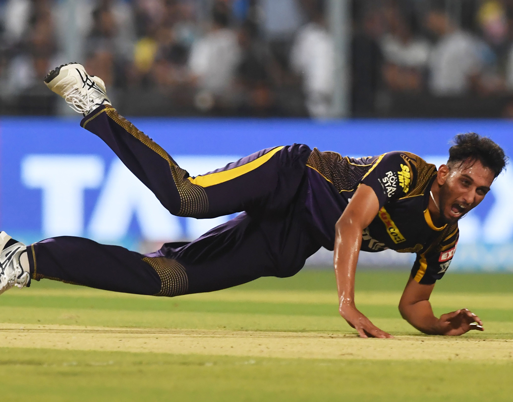 কৃষ্ণ-লীলা: শেষ ওভারে প্রসিদ্ধ কৃষ্ণ যখন বল করতে এলেন, হায়দরাবাদ তখন ১৬৮/৫। ক্রিজে মণীশ পাণ্ডে, সাকিব। ওই ওভারে মাত্র ৪ রান দিয়ে ৩ উইকেট নেন কৃষ্ণ। দুর্দান্ত শেষ ওভার নাইটদের ম্যাচে ফিরিয়ে দেয় অনেকটাই। ছবি: এএফপি।