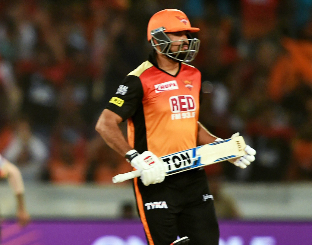 ভঙ্গুর মিডল অর্ডার: উইলিয়ামসন যখন আউট হলেন, হায়দরাবাদ তখন ১২৭, রান রেট প্রায় ১০। সেই অবস্থা থেকে শেষ সাত ওভারে মাত্র ৪৫ রান যোগ করে সানরাইজার্স মিডল অর্ডার। ইউসুফ পাঠান, সাকিবরা একেবারেই রান পাননি। ছবি: পিটিআই।