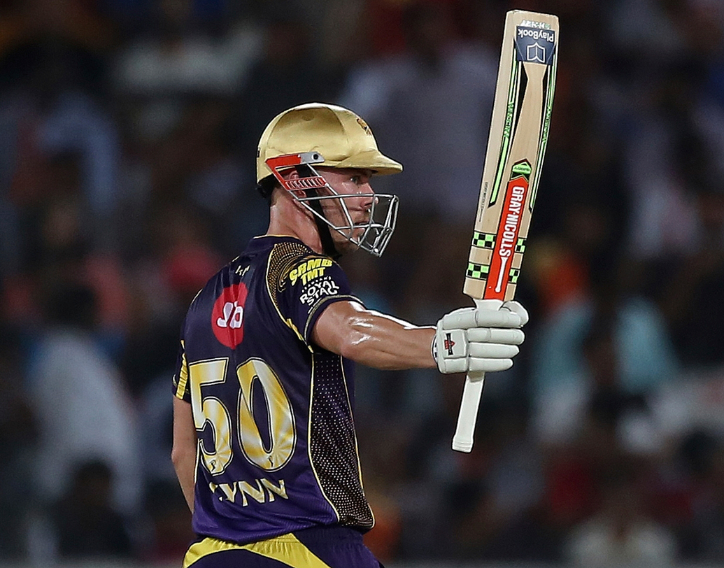 হিট ওপেনিং: লিন-নারাইনের দুরন্ত ওপেনিং কখনওই চাপে ফেলেনি নাইট রাইডার্সকে। নারাইন যখন আউট হন তখন ৩.৪ ওভারে নাইটরা ৫২ রান করে ফেলেছ। বাকি ১৭ ওভারের বেশি সময়ে ১২১ রান করাটা কখনওই চাপের হয়নি। দুর্দান্ত হাফসেঞ্চুরি করেন ক্রিস লিন। ছবি: এপি।