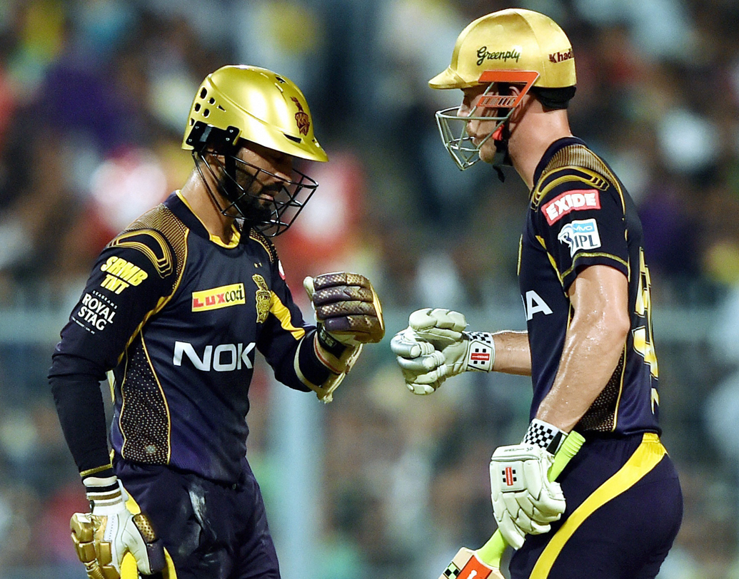 দুরন্ত মিডল অর্ডার: লিনের সঙ্গে যোগ্য সঙ্গত দেন রবিন উথাপ্পা এবং অবশ্যই ফিনিশার কার্তিক। রবিন ৪৫ করে আউট হলেও অপরাজিত ২৬ করে দলকে জিতিয়ে ফেরেন অধিনায়ক। ছবি: পিটিআই।