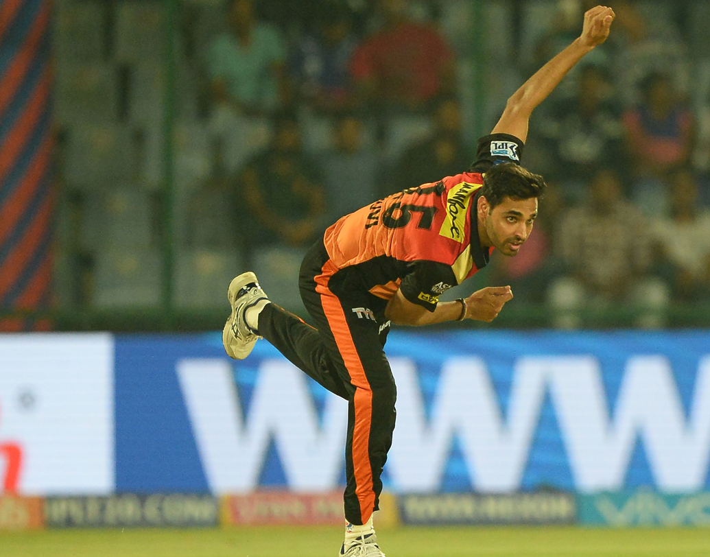 ফ্লপ বোলিং: যে সানরাইজার্সের বোলিংকে আইপিএলের সেরা বোলিং বলা হচ্ছিল, তারাই শনিবার রাতে ফ্লপ। এক সিদ্ধার্থ কল বাদে নজর কাড়তে পারলেন না কেউই। ৮ ওভারে ৬৪ রান দিয়ে একটিও উইকেট পাননি দলের দুই স্ট্রাইক বোলার ভুবনেশ্বর কুমার এবং রশিদ খান। ছবি: এএফপি।