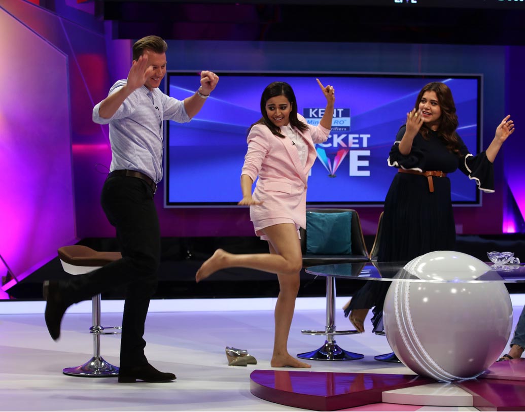 মাঠে তাঁর দুরন্ত বোলিং দেখেছেন। শুনেছেন দুরন্ত কমেন্ট্রিও। এ বার নায়িকাদের পাল্লায় পড়ে নেচে উঠলেন ব্রেট লি।