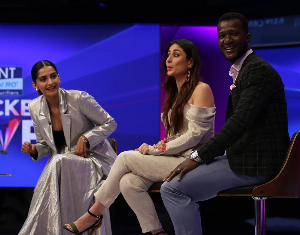 বিয়ের পর পুরোদমে ছবির প্রচারে নেমে পড়েছেন সোনম কপূর। পাশে পেয়েছেন করিনাকেও।