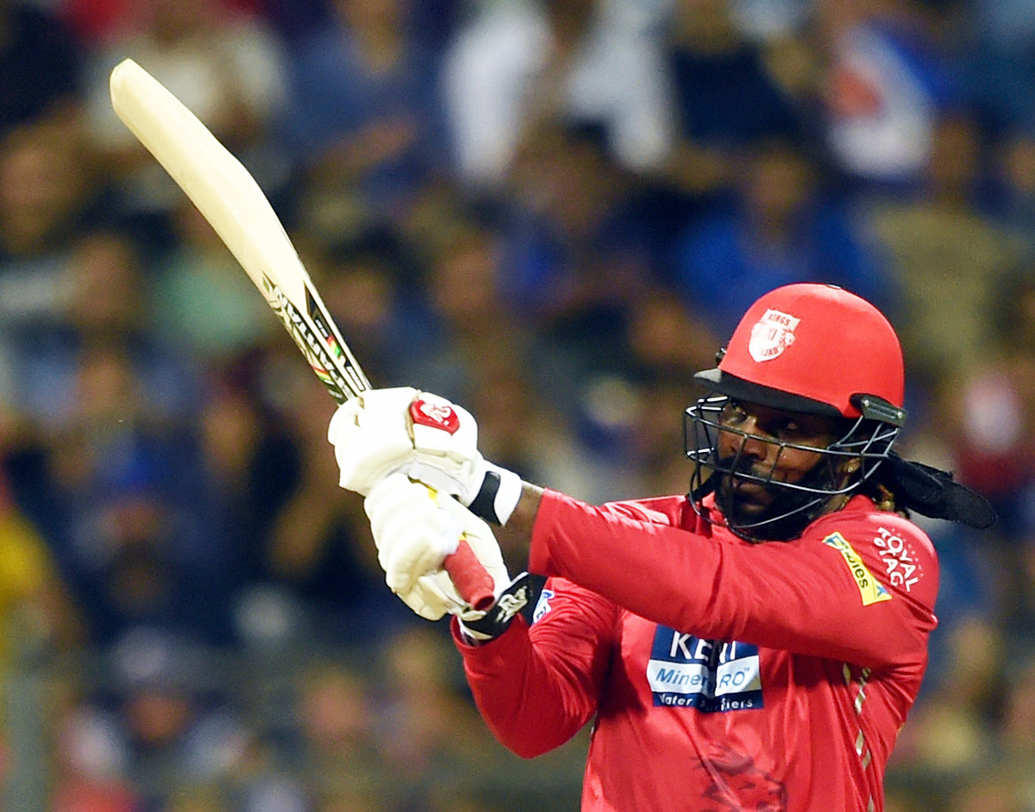 ক্রিস গেল: টুর্নামেন্টের প্রথম দিকের ফর্ম হারিয়েছেন টি২০-এর সম্রাট। আজ তাঁর কাছ থেকে একটা বিধ্বংসী ইনিংস চাইবে পঞ্জাব। ছবি: পিটিআই।