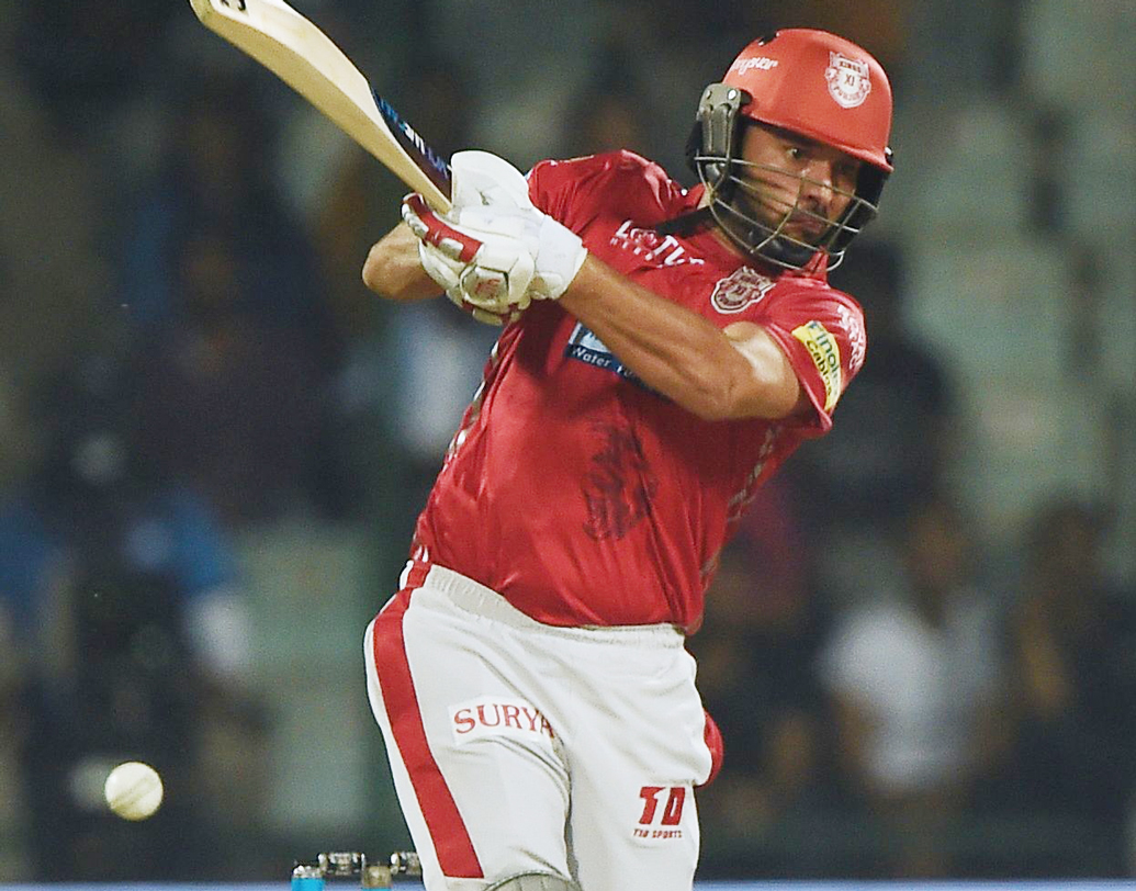 যুবরাজ সিংহ: একেবারেই টাচে নেই যুবরাজ। ব্যাটে বা বলে, পুরনো যুবির ছায়ামাত্র যেন। প্রথম দলে আজ তিনি বা মনোজ খেলতে পারেন। ছবি: এএফপি।