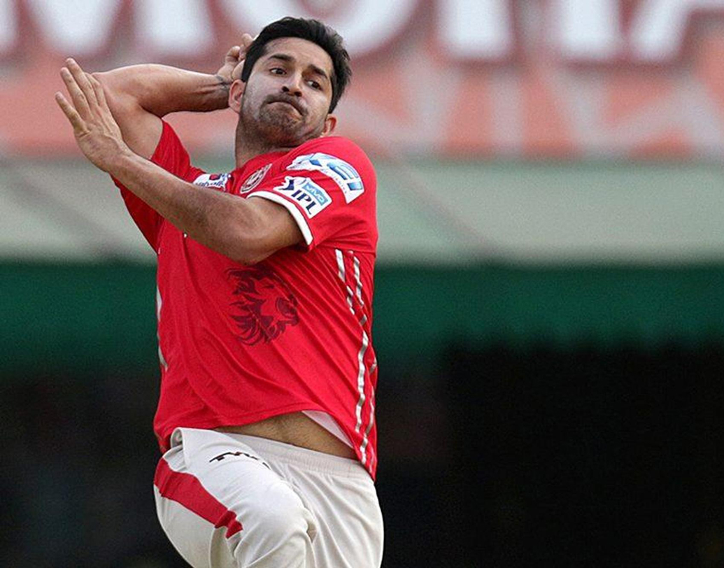 মোহিত শর্মা: গত বছরের ফর্ম যেন মাঠেই ফেলে এসেছেন এই পেসার। আজ ভাল বল না করলে দল থেকে বাদও পড়তে পারেন।