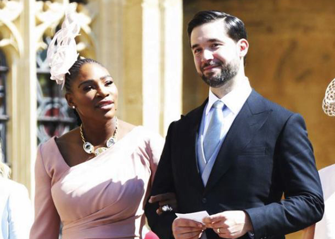 অনুষ্ঠানে স্বামী অ্যালেক্সিসের সঙ্গে উপস্থিত ছিলেন সেরেনা উইলিয়ামসও। গোলাপি হ্যাট ছিল তাঁর মাথাতেও। এটা যে ব্রিটিশ রাজপরিবারের একটা রীতি তা তো বোঝাই যাচ্ছে। কিন্তু এই রীতির প্রচলন কেন জানেন?