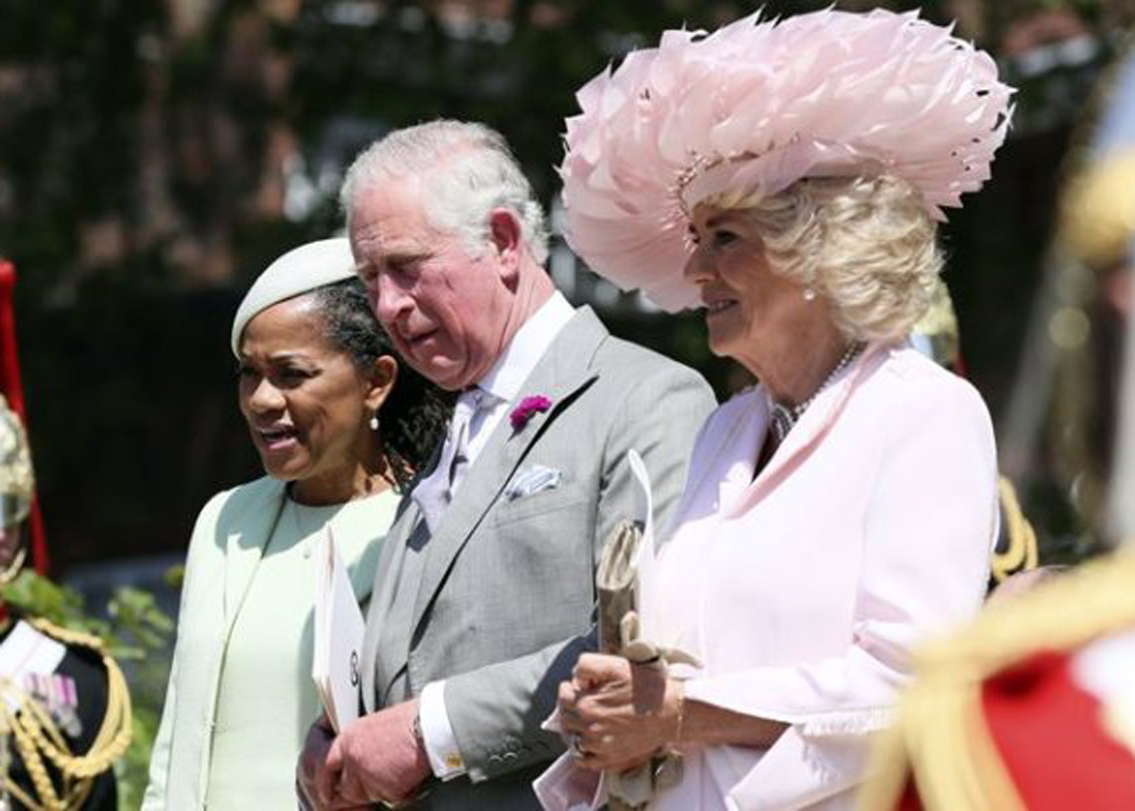 সংবাদমাধ্যম বিবিসি-র প্রকাশিত একটা তথ্য থেকে জানা যায়, রাজপরিবারের মহিলাদের মাথার চুল কখনই যাতে দেখা না যায়, তার জন্য বহু দিন ধরেই চলে আসছে এই ব্যবস্থা। এটাই রাজপরিবারের রীতি। যার জন্য হ্যাট দিয়ে পুরো মাথাটাই ঢেকে রাখতেন তাঁরা।