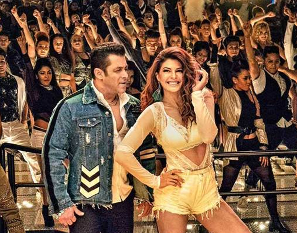 বছর দু’য়েক আগে ‘রেস থ্রি’ ছবিটির স্ক্রিপ্ট শুনেছিলেন সলমন। তাঁর কথায়, “প্রযোজক রমেশ তৌরানি বেশ কয়েকবার ছবির স্ক্রিপ্টটা পড়ে শুনিয়েছিলেন। অনেক দিন পরেই একটা এই জঁরের স্ক্রিপ্ট শুনে আর না করিনি। একঘেঁয়ে ছবি করতে করতে আমি হাঁপিয়ে উঠেছিলাম।”