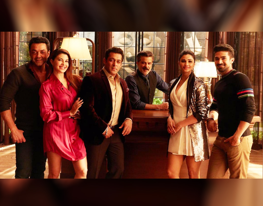 তবে ‘রেস’ ফ্র্যাঞ্চাইজির আর কোনও ছবিই সলমনের দেখার ফুরসত হয়ে ওঠেনি। সলমন বলছেন, “এই ধরনের ছবি আমি আগে করিনি। তবে ছবিগুলি না দেখলেও ফরম্যাটটা আমার খুবই চেনা। আমি এর মধ্যে একটু ‘হাম আপকে হ্যয় কৌন’ও মেশানোর চেষ্টা করেছি।”