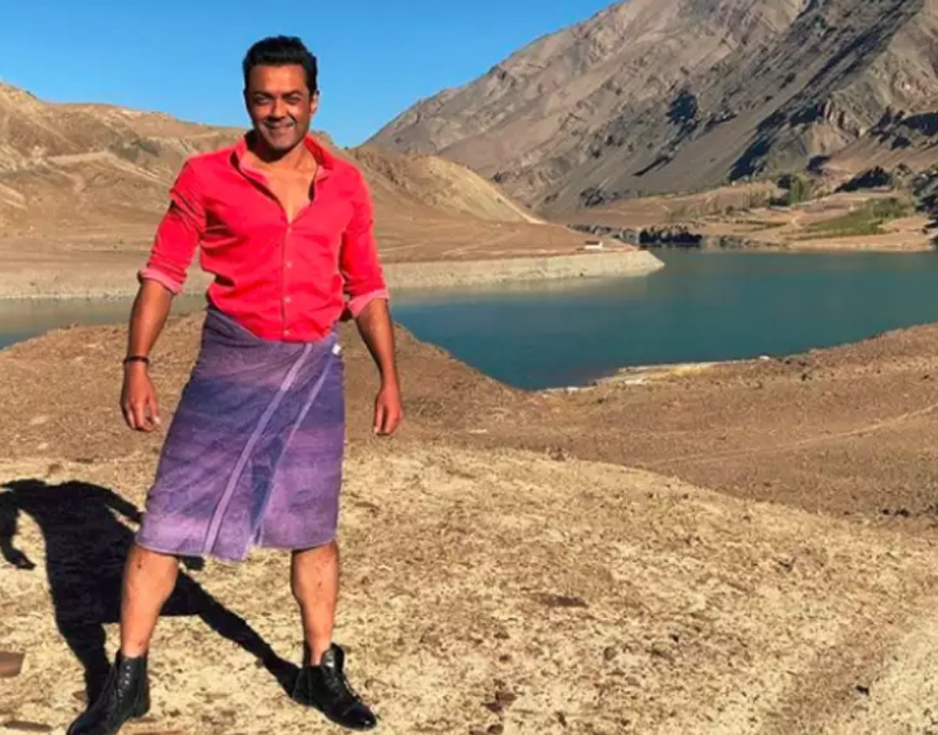 ছবিতে একটা শটের জন্য ববি দেওলকে বরফে ঝাঁপ অবধি দিতে হয়েছিল।