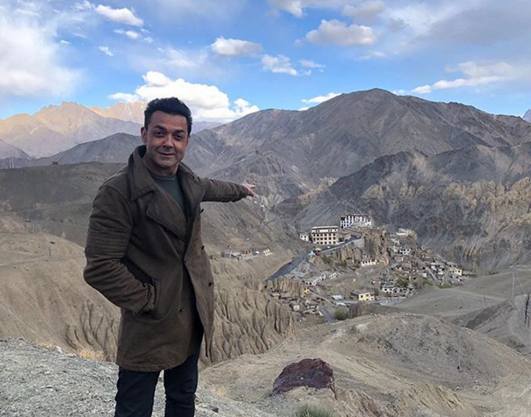 ‘রেস থ্রি’ এমন একটি লোকেশনে শুট হয়, যেখানে ববি দেওলের বাবা অর্থাৎ ধর্মেন্দ্রও শুটিং করেছিলেন। ১৯৬৪ সালে সেই জায়গায় শুটিং করছিলেন ধর্মেন্দ্র। আর স্মৃতিবিজরিত সেই জায়গার ছবি ইনস্টাগ্রামে শেয়ারও করেছিলেন ববি।