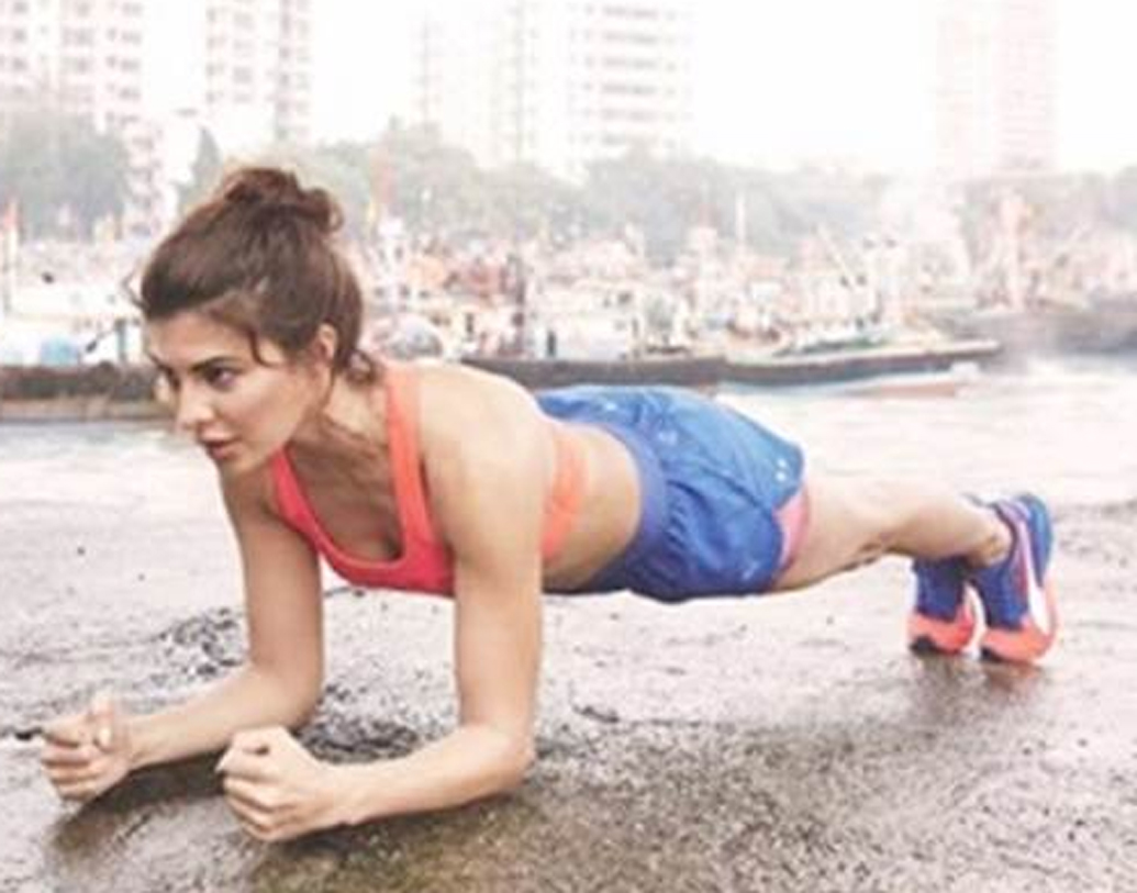 ‘রেস থ্রি’র জন্য কঠিন কসরত করতে হয়েছিল অভিনেত্রী জ্যাকলিন ফার্নান্ডেজকে। নানান অ্যাকশন স্টান্টের জন্য বহুদিন মিক্সড মার্শাল আর্টসেরও ট্রেনিংও নিতে হয়েছিল জ্যাকলিনকে।