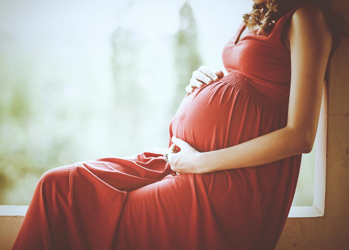 সন্তানের জন্ম দেওয়ার জন্য অন্তঃসত্ত্বা মহিলাদের ৩৭০ কিলোমিটার দূরে শহরের হাসপাতালে নিয়ে যেতে হয়। সেখানেই সন্তানের জন্ম দেন এই মহিলারা।