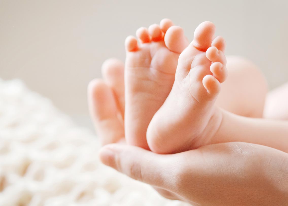 ১২ বছর ধরে এমনই চলছিল। কিন্তু শুক্রবার এক মহিলা নিজের অজান্তেই সন্তানের জন্ম দেন। তিনি যে অন্তঃসত্ত্বা ছিলেন, তা এতদিন বুঝতে পারেননি, তাই শহরের ওই চিকিৎসাকেন্দ্রেও যাওয়ার প্রয়োজন বোধ করেননি, ও গ্লোবে-কে এক সাক্ষাৎকারে জানিয়েছেন তিনি।