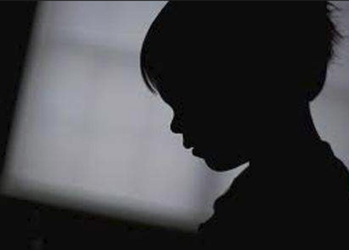 নাম প্রকাশে অনিচ্ছুক ২২ বছরের ওই তরুণী ও গ্লোবো-কে দেওয়া সাক্ষাৎকারে বলেন, ‘‘শুক্রবার রাতে আমার পেটে আচমকাই ভীষণ যন্ত্রণা হতে শুরু করে। বাথরুমে যাই। মনে হচ্ছিল কিছু একটা যেন বাইরে বেরিয়ে আসছে। সেটা আমাদের সন্তান ছিল। আমার স্বামী তাকে বাইরে বার করতে সাহায্য করেছেন।’’