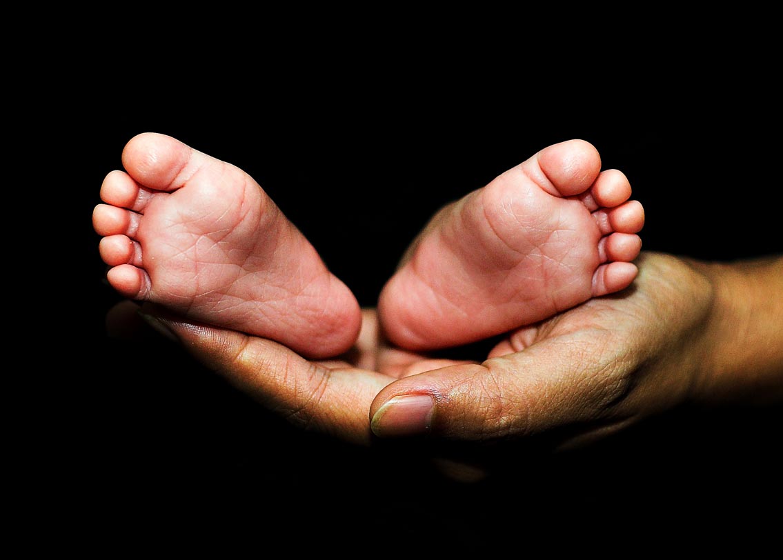 ১২ বছর পরে এই প্রথম সন্তানের জন্ম হল এই দ্বীপে। ফার্নান্দো ডি নোরোনহার বাসিন্দারা সকলেই খুশি। ওই দম্পতিতে জামা-কাপড় দিয়ে সাহায্য করছেন প্রতিবেশীরাও।