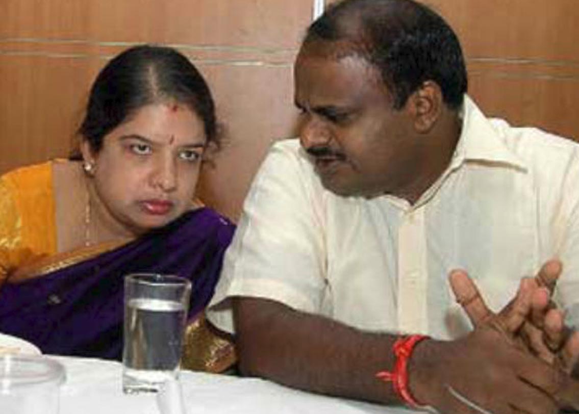 কুমারস্বামীর আইনত স্ত্রী কিন্তু রাধিকা নন।  কুমারস্বামীর প্রথম স্ত্রীর নাম  অনিতা। সদ্য শেষ হওয়া বিধানসভা নির্বাচনে পেশ করা হলফনামাতেও স্ত্রী হিসাবে অনিতার নামই রয়েছে। অনিতাকে নিয়েই তিনি প্রচার চালিয়েছেন। ১২ মে ভোট দিয়ে বেরিয়ে স্ত্রী-র সঙ্গে পোজও দিয়েছেন।