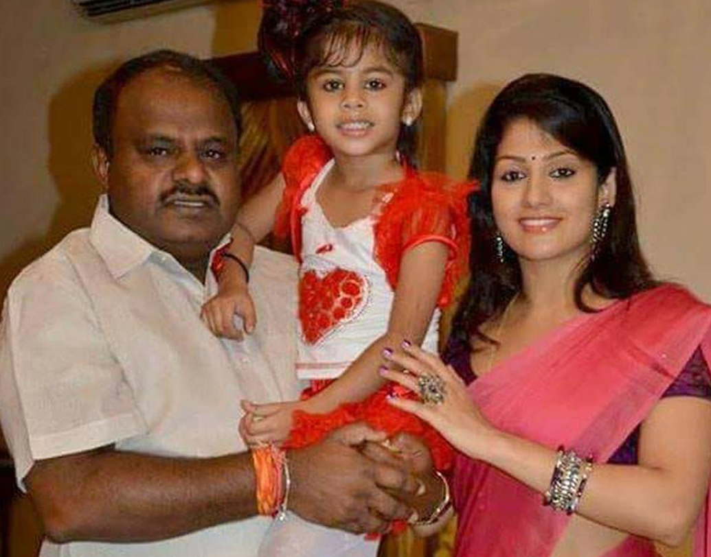 এর পরই রাধিকার সঙ্গে তাঁর সম্পর্ক নিয়ে জলঘোলা শুরু হয়। কিন্তু প্রথমে তাঁরা কেউই সেই সম্পর্কের কথা স্বীকার করেননি। পরে সংবাদমাধ্যমে তাঁদের সম্পর্ক নিয়ে খবর প্রকাশিত হয়। ২০১০ সালে রাধিকা সংবাদমাধ্যমে সামনে তাঁদের সম্পর্কের কথা স্বীকার করেন। জানান, ২০০৬ সালে তাঁরা বিয়ে করেন। শমিকা কে স্বামী নামে তাঁদের একটি মেয়েও রয়েছে। এর পরই ২০১১ সালে কুমারস্বামীর নামে জনস্বার্থ মামলা করা হয় কর্নাটক হাইকোর্টে। মামলায় বলা হয়, হিন্দু বিবাহ আইন অমান্য করেছেন তিনি।