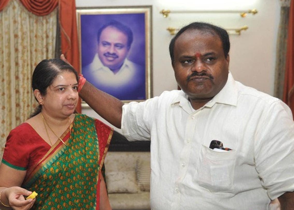 কারণ প্রথম স্ত্রী অনিতা থাকা সত্ত্বেও কুমারস্বামী অভিনেত্রী রাধিকাকে বিয়ে করেছেন। হিন্দু বিবাহ আইন অনুযায়ী যা শাস্তিযোগ্য অপরাধ।তবে উপযুক্ত প্রমাণের অভাবে মামলা খারিজ করে হাইকোর্ট।