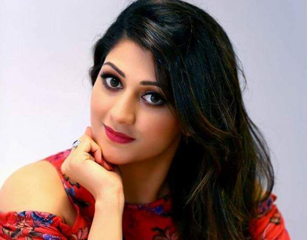 কুমারস্বামী রাধিকারও প্রথম স্বামী নন। ২০০০ সালে শ্রী দুর্গা পরমেশ্বরী মন্দিরে রতন কুমার নামে এক ব্যক্তিকে বিয়ে করেন রাধিকা। বিয়ের পরই রতনের মায়ের সুবাদে তাঁর অভিনয় জগতে আসা। তবে এই বিয়ে বেশি দিন টেকেনি। ২০০২ সালে রতনের কাছ থেকে রাধিকাকে নিয়ে চলে যান অভিনেত্রীর বাবা-মা। ওই বছরই হৃদরোগে আক্রান্ত হয়ে মারা যান রতন কুমার।