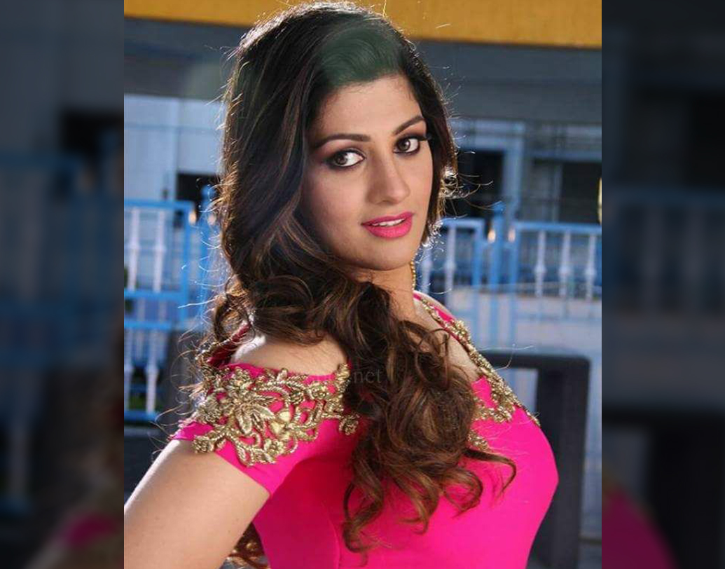 মৃত্যুর আগে রতন পুলিশের কাছে অভিযোগ করেন, রাধিকাকে জোর করে লুকিয়ে রাখা হয়েছে। অন্যদিকে রাধিকার বাবা-মা-র অভিযোগ ছিল, নাবালিকা রাধিকাকে ভুল বুঝিয়ে বিয়ে করেছেন রতন। এমনকী তাঁকে গায়ে আগুন লাগিয়ে পুড়িয়ে মারার চেষ্টাও করেছেন রতন। আর এ সব নাকি রাধিকার ফিল্ম কেরিয়ার নষ্ট করার চেষ্টা ছিল, অভিযোগ তাঁর বাবা-মার।