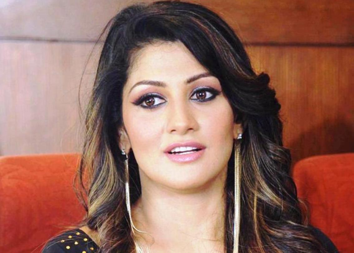 রতনের মৃত্যুর পর ক্রমশ কুমারস্বামীর সঙ্গে ঘনিষ্ঠতা বাড়ে রাধিকার। কর্নাটক বিধানসভার ফল বেরনোর পর থেকেই কুমারস্বামীতে বুঁদ সোশ্যাল মিডিয়া। কারণ অবশ্যই রাজনৈতিক নয়। সোশ্যাল মিডিয়ার চর্চার বিষয় এখন এই রাধিকাই।