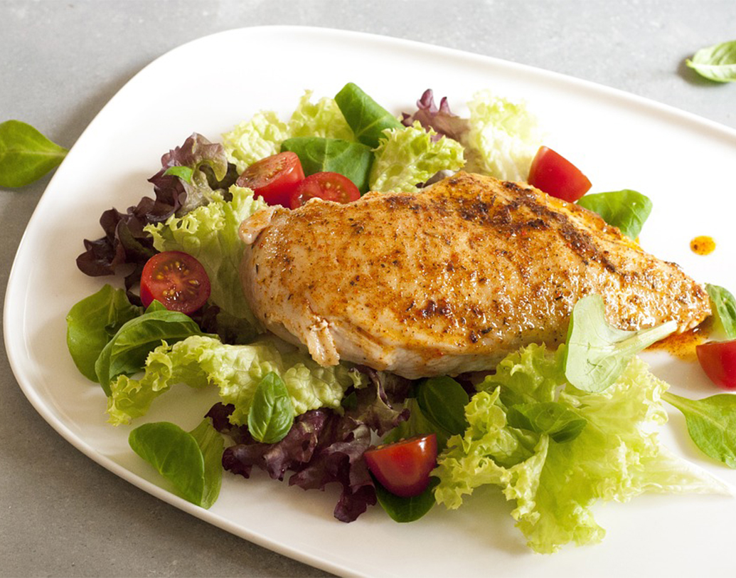 প্রতি দিনের ডায়েটে রাখুন ফিস বা চিকেন। শাক-সব্জির পাশাপাশি স্কিন ছাড়া চিকেন ব্রেস্ট-এর কোনও পদ তৈরি করতে পারেন। তাতে যথেষ্ট পরিমাণ প্রোটিন মিলবে। তবে চিকেনে আপত্তি থাকলে খেতে পারেন টুনা মাছও। দেড়শো গ্রামের উপরে টুনা মাছ থেকে পেতে পারেন ৩৯ গ্রাম প্রোটিন।