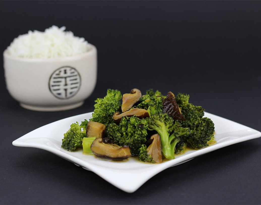 অন্য যে কোনও সব্জির থেকে ব্রকোলিতে সবচেয়ে বেশি প্রোটিন থাকে। এক কাপ ব্রকোলি থেকে পাবেন ৩ গ্রাম প্রোটিন। প্রোটিন ছাড়াও ভিটামিন সি এবং কে বা পটাশিয়াম এবং ফাইবারের উৎসও হল এটি।