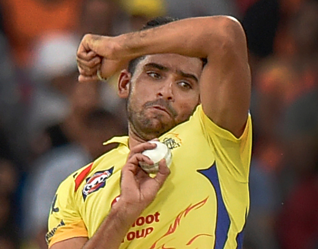 দীপক চাহার: বিপক্ষকে চমক দিয়ে দীপক চাহারকে দলে নিতে পারেন ধোনি। যদিও প্রয়োজনে অভিজ্ঞতার জন্য আসতে পারেন হরভজন সিংহও।