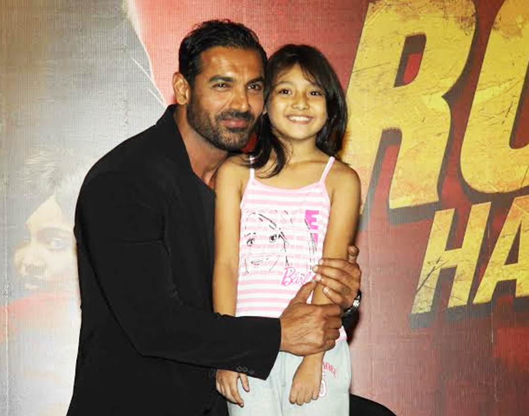 দিয়া চলওয়াড-‘পিৎজা’ আর ‘রকি হ্যান্ডসাম’ এই দুটি ছবির পরই জনপ্রিয় হয়ে গিয়েছিলেন দিয়া চলওয়াড। ‘রকি হ্যান্ডসাম’ ছবিতে নাওমির চরিত্রে মাত করে দিয়েছিলেন দিয়া। লাগাতার ৩১ দিন ধরে শুটিং হয়েছিল এই ছবির। এক এক দিনের জন্য ২৫,০০০ টাকা পারিশ্রমিক পেতেন দিয়া। অগুনতি বিজ্ঞাপনেও দেখা যায় দিয়াকে। আর সেই সব বিজ্ঞাপনের জন্যই ৫০,০০০ থেকে ৬০,০০০ টাকা পারিশ্রমিক নেন ছোট্ট এই দিয়া।