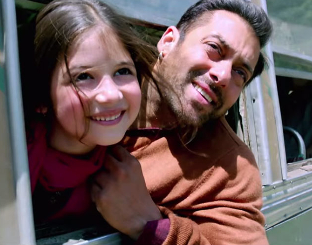 হরশালি মলহোত্র-  সেই কবে মুক্তি পেয়েছিল ‘বজরঙ্গী ভাইজান’। কিন্তু আজও দর্শক ছোট্ট মুন্নিকে মিস করেন। ‘বজরঙ্গী ভাইজান’ এর সৌজন্যে মাত্র সাত বছর বয়সেই রাতারাতি তারকা হয়ে গিয়েছিলেন হরশালি মলহোত্র। আর এই ছবির জন্য এক লক্ষ টাকারও বেশি পারিশ্রমিক পেয়েছিল হরশালি।