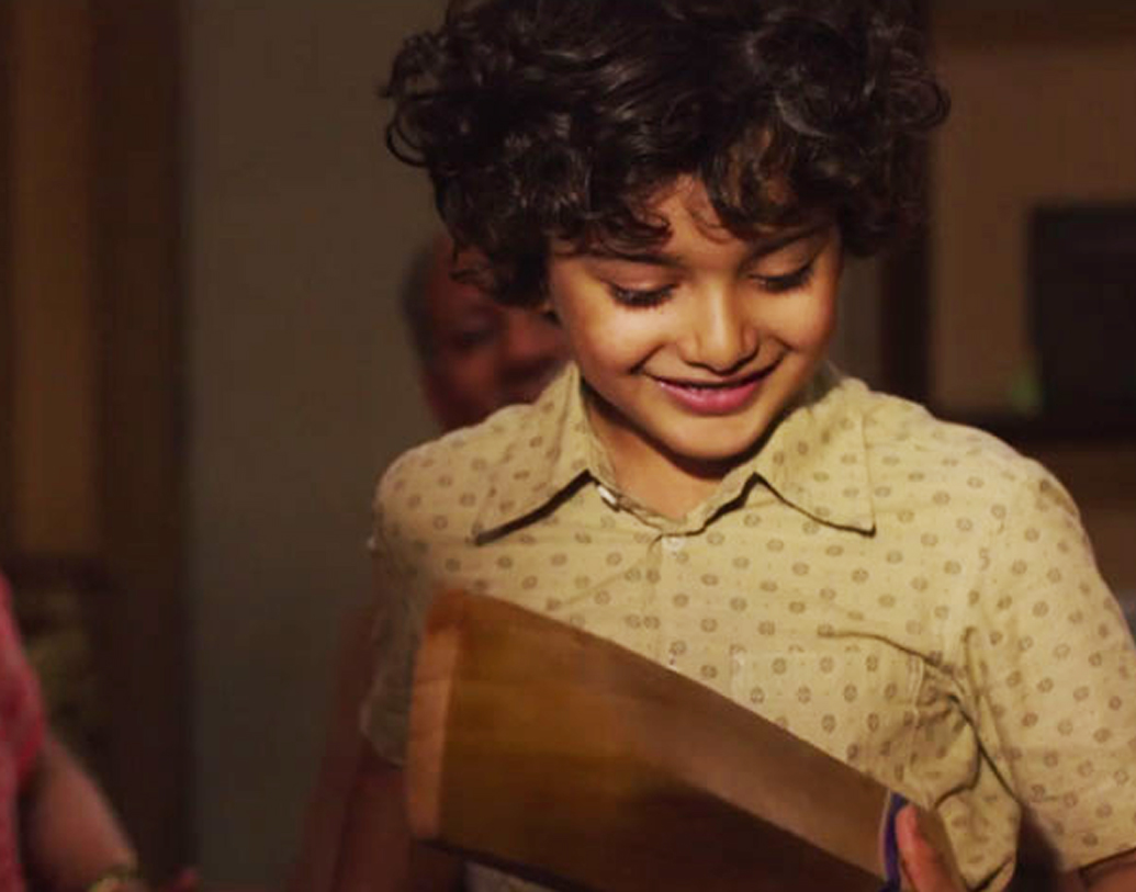 মিখাইল গাঁধী- ‘সচিন আ বিলিয়ন ড্রিমস’ এ অভিনয় করে ছোট্ট সচিনের ভূমিকায় অভিনয় করে চমকে দিয়েছিলেন মিখাইল গাঁধী। সচিন তেন্ডুলকরকে নিয়ে তৈরি এই বায়োপিকের জন্য কত টাকা পারিশ্রমিক মিখাইল পেয়েছিল তা জানা যায়নি। তবে এই রোলটির জন্য অডিশন দিয়েছিল ৩০০ জন খুদে। আর এই ৩০০ জনের মধ্যে থেকেই বেছে নেওয়া হয়েছিল মিখাইল গাঁধীকে।