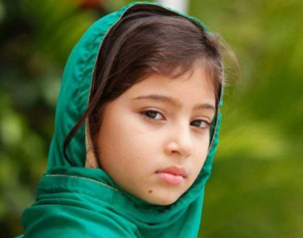 সারা অর্জুন-অভিনেতা রাজ অর্জুনের কন্যা সারা। ঐশ্বর্যা রাইয়ের সঙ্গে ‘জজ়বা’ ছবিতে অভিনয় করে তাক লাগিয়ে দিয়েছিলেন ছোট্ট সারা। আবার ইরফানের সঙ্গে একটি হলিউড ফিল্মেও দেখা যাবে সারাকে। সারা পারিশ্রমিকের গল্প সে ভাবে শোনা না গেলেও, সারা যে ভ্যানিটি ভ্যান ব্যবহার করেন তা সকলেরই জানা।