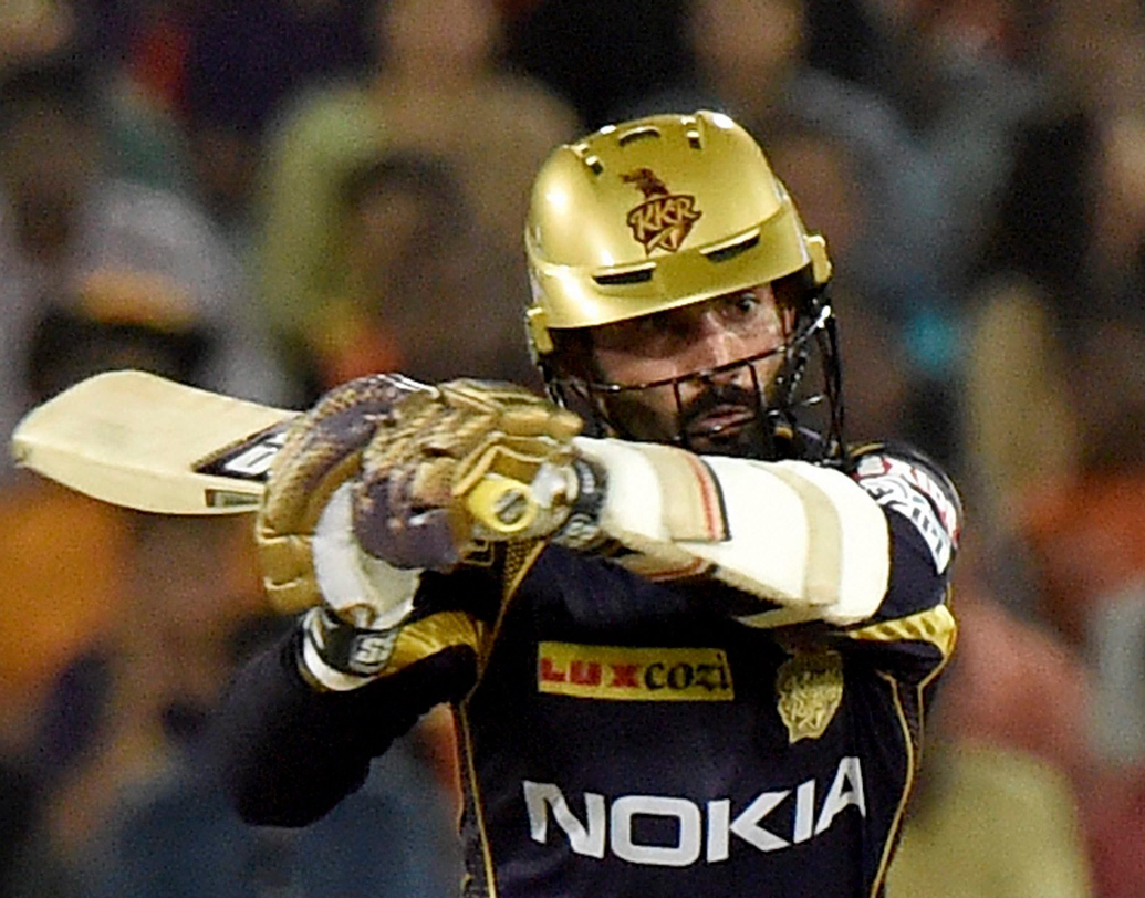 দীনেশ কার্তিক: কলকাতা নাইট রাইডার্সের অধিনায়ক এই মুহূর্তে টি২০ ক্রিকেটের অন্যতম বড় চমক। জাতীয় দলের পাশাপাশি আইপিএলেও একের পর এক ভাল ইনিংস উপহার দিয়ে চলেছেন কার্তিক। তবে সেরা অবশ্যই পঞ্জাবের বিরুদ্ধে ২৩ বলে ৫০ রানের ইনিংসটি। ম্যাচে জিতে প্লে অফের রাস্তা পাকা করে নাইট রাইডার্স।