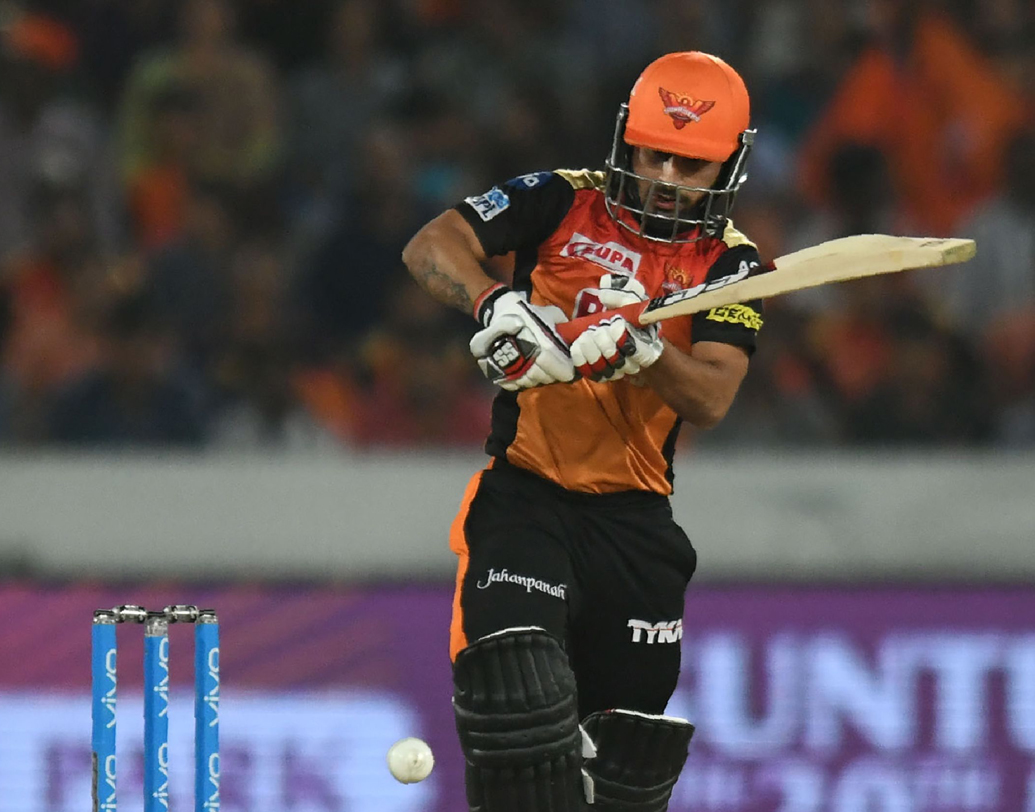 শ্রীবৎস গোস্বামী: কলকাতার বিরুদ্ধে ওপেন করে মোটামুটি সফল। উইকেট রক্ষকের পাশাপাশি আজকের ম্যাচে ওপেনার হিসেবে দলে থাকতে পারেন। যদিও ঋদ্ধিমান সাহা এবং অ্যালেক্স হেলসের মধ্যেই কেউ একজন আসতে পারেন।