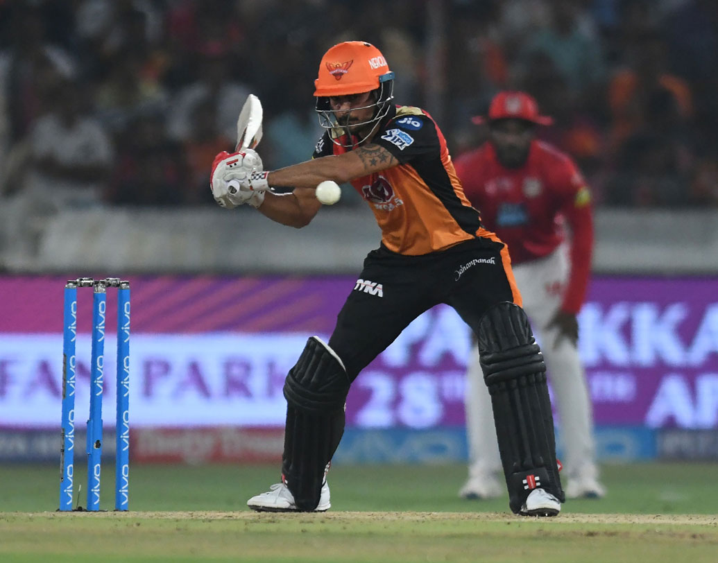 মণীশ পাণ্ডে: দ্রুত রান তোলার ক্ষমতা রয়েছে। যদিও সে ভাবে বড় রান আসেনি এখনও। সম্ভবত আজ দলে থাকছেন মণীশ।