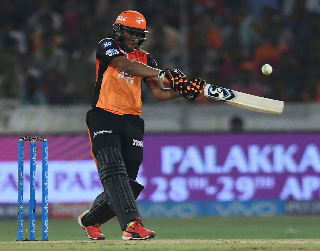 সাকিব আল হাসান: বোলার না ব্যাটসম্যান। দু’ক্ষেত্রেই যেন দলের কাছে অপরিহার্য হয়ে উঠেছেন এই বাংলাদেশী। শুধু গুরুত্বপূর্ণ সময় উইকেট তুলে নেওয়াই নয়, ব্যাটিং হাতটাও বেশ মজবুত সাকিবের।