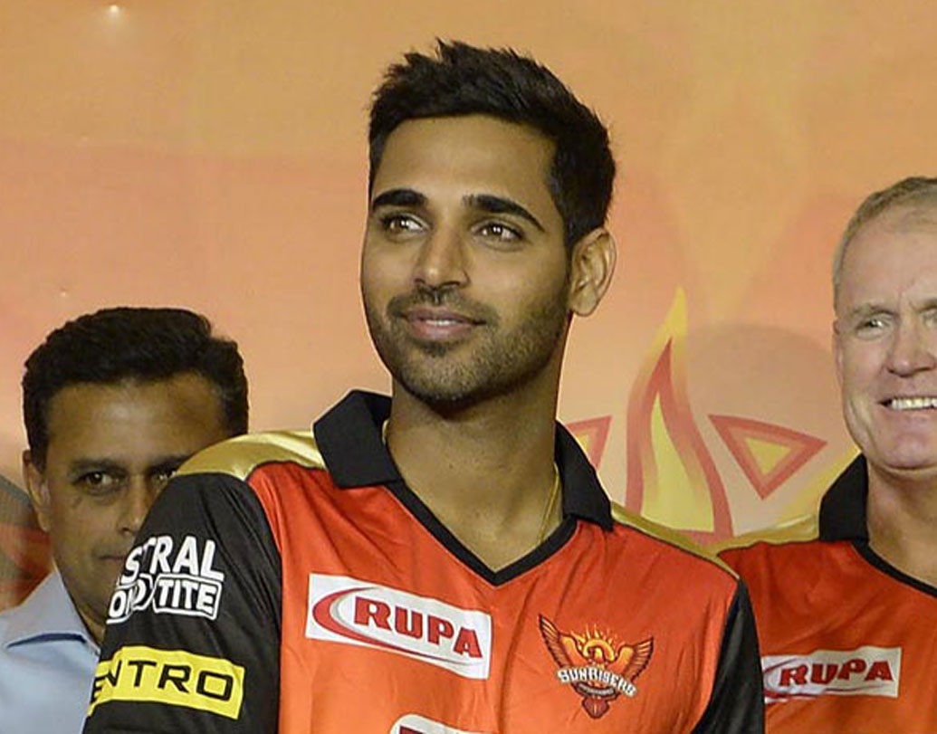 ভুবনেশ্বর কুমার: শুধু ভারতীয় দলেই নয়, হায়দরাবাদের বোলিং আক্রমণের দায়িত্বও সামলাচ্ছেন ভুবনেশ্বর। শুধু নিজে ভাল বল করা নয়, সিদ্ধার্থ এবং সন্দীপের মতো তরুণদের সামনে থেকে নেতৃত্বও দিচ্ছেন।